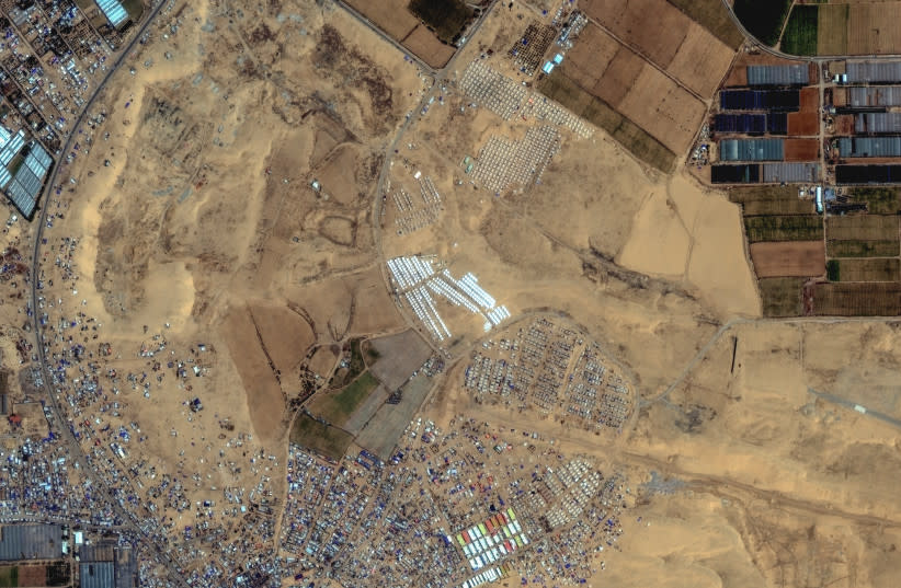  Una imagen de satélite muestra una vista general de un asentamiento de tiendas de campaña cerca de Rafah, en medio del actual conflicto entre Israel y el grupo islamista palestino Hamás, en el sur de la Franja de Gaza, 23 de abril de 2024. (credit: Maxar Technologies/Handout via REUTERS ATTENTION EDITORS )