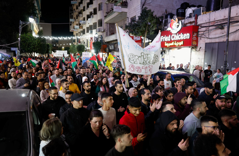  Palestinos participan en una protesta para conmemorar el 'Día de la Tierra' y mostrar su apoyo con Gaza, en la ciudad cisjordana de Ramala, en Cisjordania el 30 de marzo de 2024.  (crédito: REUTERS/Mohammed Torokman)