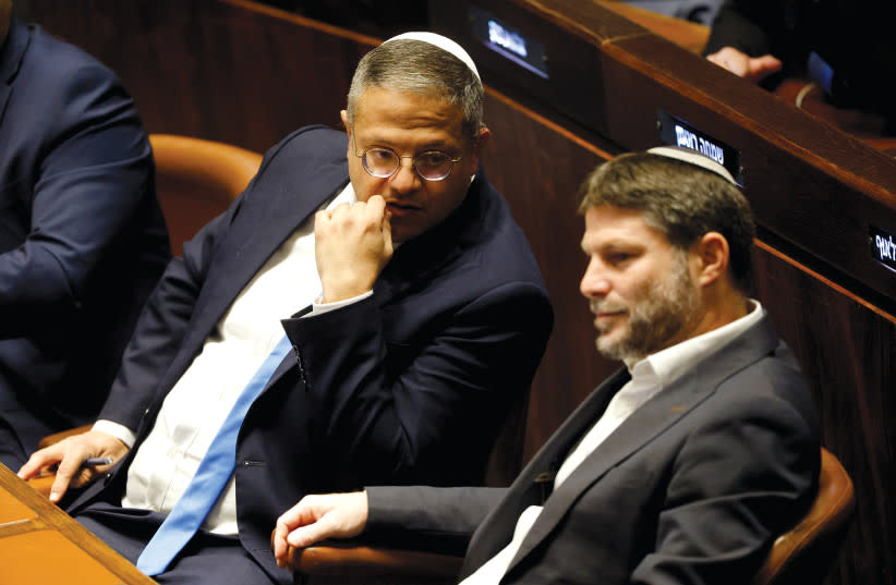 Itamar Ben-Gvir y Bezalel Smotrich en la Knesset. (credit: Amir Cohen/Pool/Reuters)