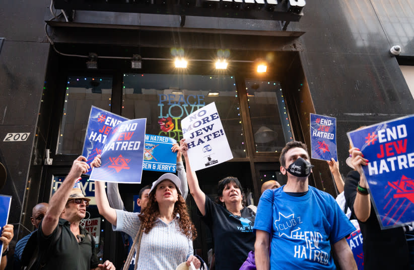  Manifestantes proisraelíes protestan contra Ben and Jerry's por su boicot a Cisjordania, y contra el antisemitismo, en Manhattan, Nueva York, el 12 de agosto de 2021. (credit: Luke Tress/Flash90)