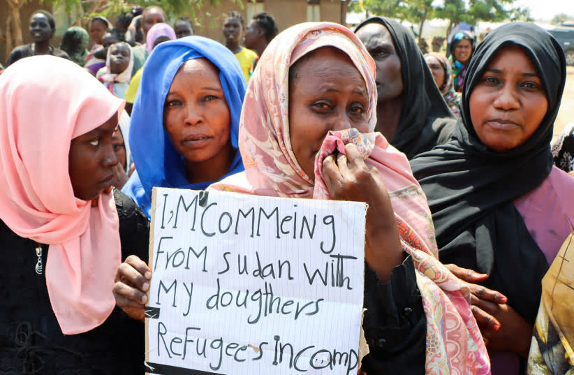  Refugiados sudaneses reaccionan durante una visita de la ministra alemana de Asuntos Exteriores, Annalena Baerbock, al campo de refugiados de Gorom, cerca de Juba, en Sudán del Sur, el 26 de enero de 2024. (credit: REUTERS/Samir Bol)