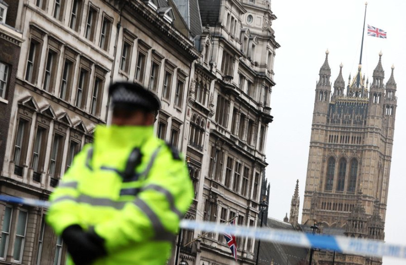  Agentes de policía trabajan en la escena después de un ataque en el puente de Westminster en Londres, Gran Bretaña, 22 de marzo de 2017. (credit: REUTERS)