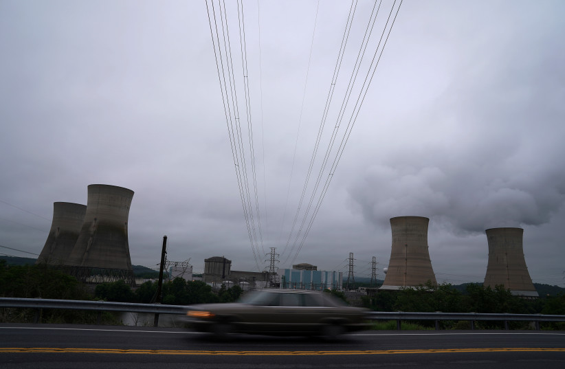 The Three Mile Island Nuclear power plant is pictured in Dauphin County, Pennsylvania, US. May 30, 2017. (credit: CARLO ALLEGRI/REUTERS)