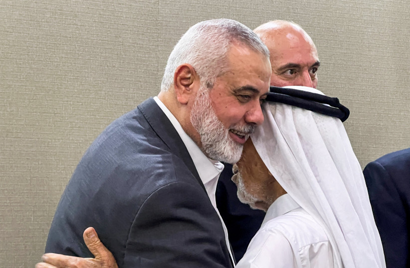  Ismail Haniyeh, máximo dirigente del grupo islamista palestino Hamás, se reúne con una persona que ofrece sus condolencias tras la muerte de tres de sus hijos en un ataque israelí en la ciudad de Gaza, en Doha, Qatar 11 de abril 2024. (crédito: REUTERS/IBRAHEEM ABU MUSTAFA)