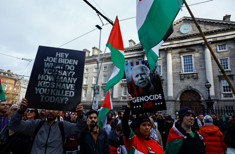 Люди присутствуют на акции протеста в знак солидарности с палестинцами в секторе Газа на фоне продолжающегося конфликта между Израилем и палестинской исламистской группировкой ХАМАС возле Тринити-колледжа в Дублине, Ирландия, 18 ноября 2023 года. (Фото: Клода Килкойн/Рейтер)