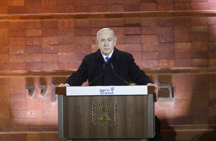  El primer ministro Benjamin Netanyahu pronuncia su discurso en la ceremonia del Día del Recuerdo del Holocausto celebrada en Yad Vashem el 5 de mayo de 2024. (crédito: MARC ISRAEL SELLEM)