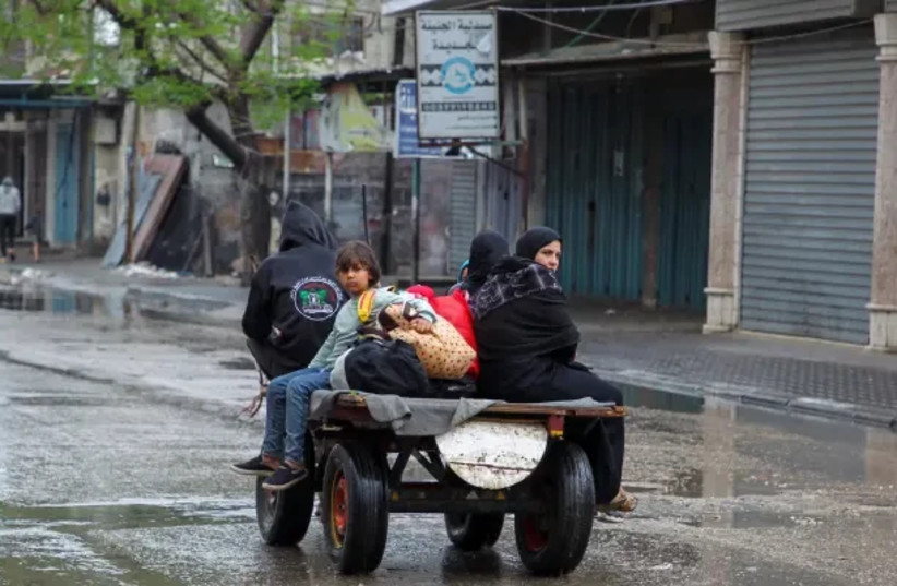  Residents evacuate Rafah  (credit: REUTERS/Hatem Khaled)