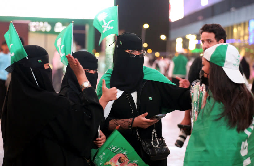  Mujeres saudíes participan en las celebraciones del Día de la Bandera en The Boulevard en Riad, Arabia Saudí, 11 de marzo de 2023. (credit: Ahmed Yosri/Reuters)