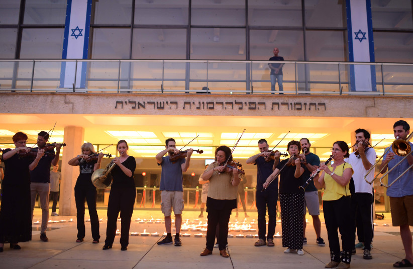  Musicians from the Israeli Philharmonic Orchestra seen performing honoring the victims of October 7 in Tel Aviv, October 22, 2023 (credit: TOMER NEUBERG/FLASH90)