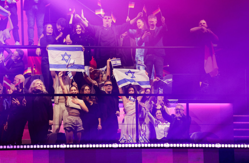 Eden Golan, de Israel, sostiene una bandera durante la Gran Final del Festival de Eurovisión 2024, en Malmo, Suecia, el 11 de mayo de 2024. (crédito: Leonhard Foeger/Reuters)