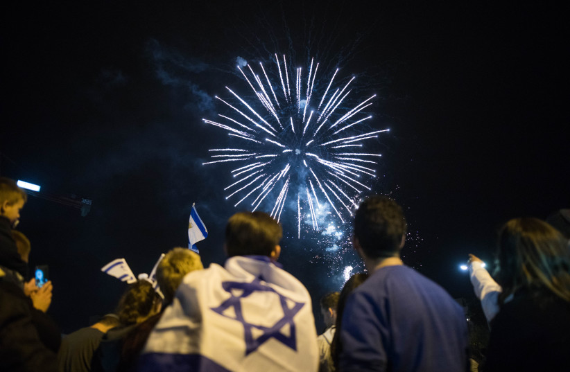People watch fireworks during the Israel's 69th Independence Day celebrations in Downtown Jerusalem on May 1, 2017 (credit: YONATAN SINDEL/FLASH90)