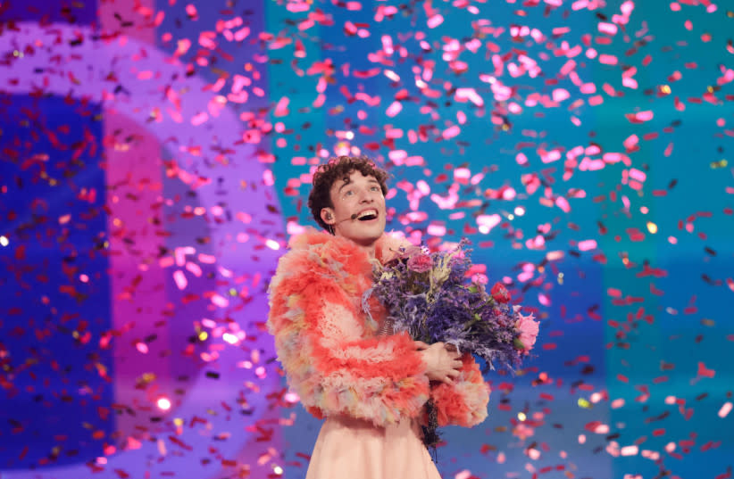  Nemo representando a Suiza reacciona mientras sostiene flores tras ganar durante la Gran Final del Festival de Eurovisión 2024, en Malmo, Suecia, el 11 de mayo de 2024. (credit: REUTERS/LEONHARD FOEGER)