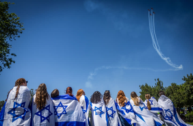  Un grupo de personas observa el espectáculo aéreo militar que forma parte de las celebraciones del 75º Día de la Independencia de Israel, en el parque Saker de Jerusalén, el 26 de abril de 2023. (credit: YONATAN SINDEL/FLASH90)