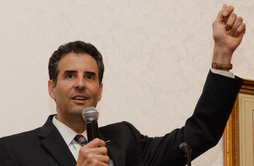  Congressman John Sarbanes jokingly talks about climbing to the top of the U.S. Capitol to secure the American flag he presented to Bert Rice, 2016. Uploaded on 14/5/2024 (credit: FLICKR)