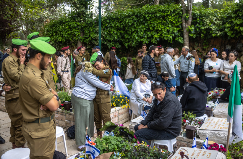  Bereaved families, friends and Israeli soldiers visit the graves of fallen Israeli soldier during Memorial Day which commemorates the fallen Israeli soldiers and victims of terror at Mount Herzl Military Cemetery in Jerusalem on May 13, 2022. (credit: CHAIM GOLDBEG/FLASH90)