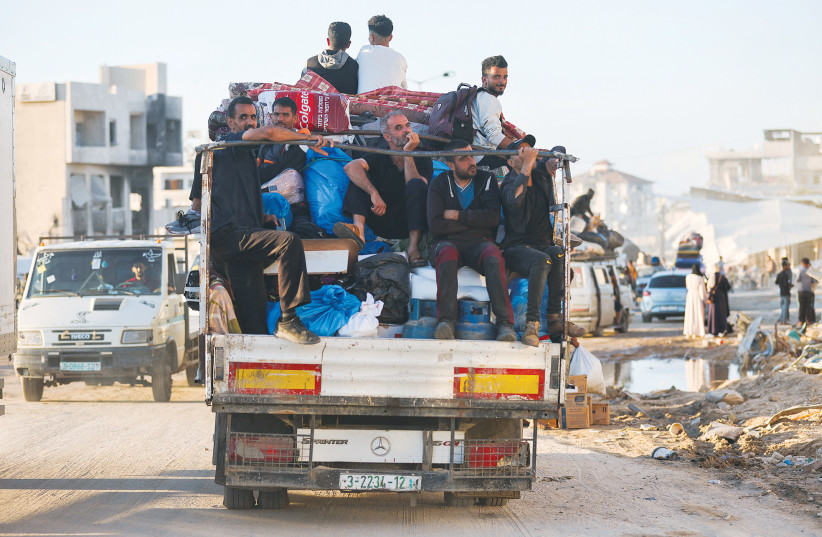  PALESTINOS DESPLAZADOS, que huyeron de Rafah cuando las FDI comenzaron a evacuar a civiles ante la amenaza de un asalto, viajan en un vehículo en Jan Yunis, a principios de este mes. Israel ha tomado medidas sin precedentes para proteger a los civiles, afirma el escritor. (Crédito: Ramadan Abed/Reuters)