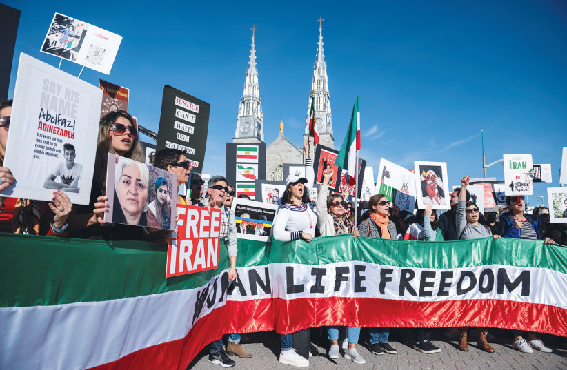  Manifestantes en apoyo a las mujeres de la República Islámica de Irán sostienen una pancarta en la que se lee ‘Mujer Vida Libertad,’ en Ottawa, 2022.  (Fotografía: Spencer Colby/Reuters)