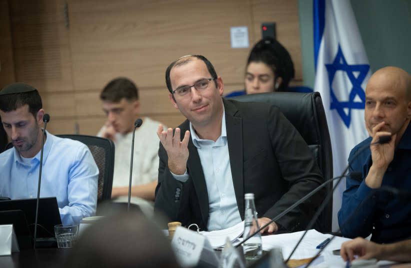 MK Simcha Rotman, jefe de la Comisión de Constitución, Derecho y Justicia, dirige una reunión de la comisión en el Parlamento israelí en Jerusalén el 8 de enero de 2024.