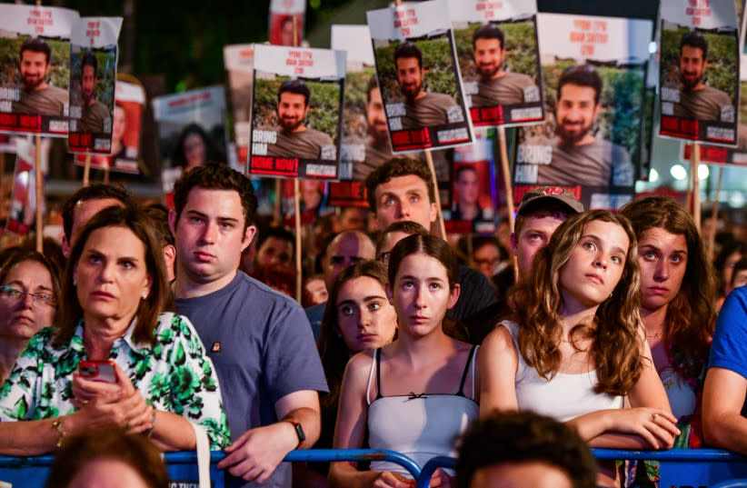 Israelíes asisten a una concentración para pedir la liberación de los israelíes retenidos como rehenes por terroristas de Hamás en Gaza, en la ''Plaza de los Rehenes'' de Tel Aviv, 18 de mayo de 2024.