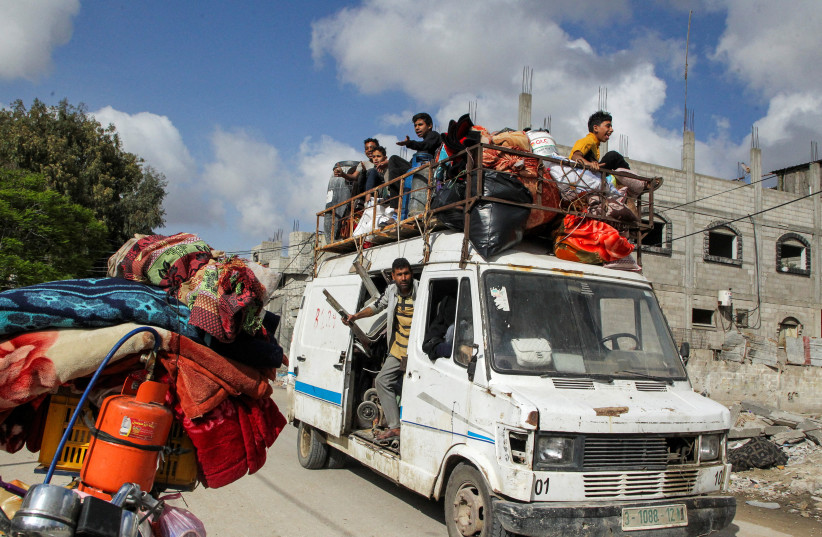 Перемещенные палестинцы едут на автомобиле, покидая Рафах после того, как израильские силы начали наземную и воздушную операцию в восточной части южного города Газа на фоне продолжающегося конфликта между Израилем и ХАМАС, в Рафахе, на юге сектора Газа, 12 мая 2024 г. (Фото: Хатем Халед/Рейтер)