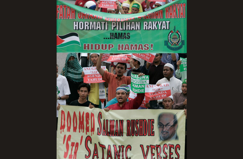 Muslim protesters hold placards as they march to US embassy during a demonstration in Kuala Lumpur June 29, 2007. Hundreds of protesters on Friday protested at the British and US embassies in support of the dismissed Hamas-led government in the Palestinian Territories. (credit: REUTERS/Zainal Abd Halim)