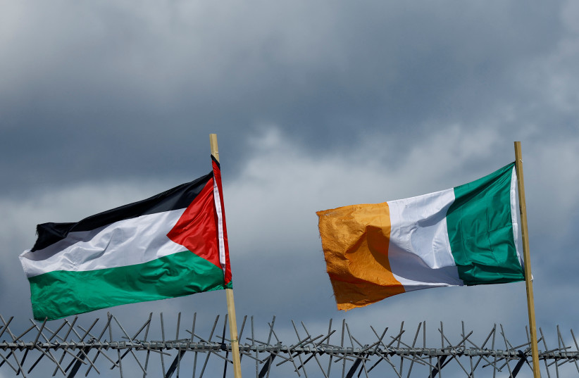  Banderas de Palestina e Irlanda ondean una junto a la otra sobre el Muro Internacional en apoyo a Gaza, en medio del actual conflicto entre Israel y el grupo islamista palestino Hamás, en Belfast, Irlanda del Norte, 29 de marzo de 2024 (crédito: Clodagh Kilcoyn/Reuters)