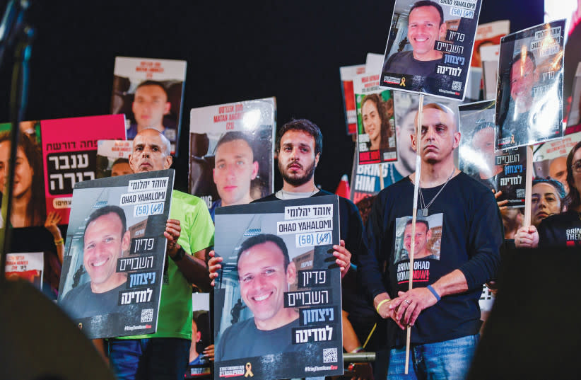 Manifestantes protestan por la liberación de los rehenes el sábado por la noche en la Plaza de los Rehenes de Tel Aviv. La exposición prolongada a la oscuridad durante varios meses puede provocar trastornos oculares y visuales que pueden tener consecuencias duraderas y graves, afirma el escritor.