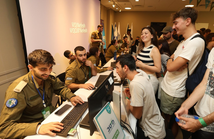   Young Olim meeting with Meitav, the IDF unit responsible for supervising new soldiers at the Olim Al Madim Fair. (credit: YONIT SCHILLER)