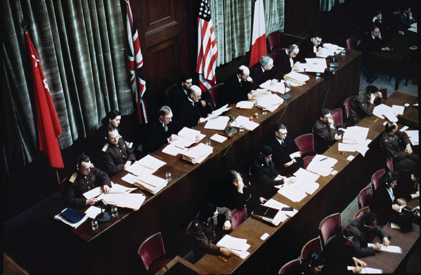  VISTA DESDE ARRIBA del banquillo de los jueces’ en el Tribunal Militar Internacional de Nuremberg, en la Alemania ocupada por los Aliados, noviembre de 1945-octubre de 1946. (crédito: WIKIPEDIA COMMONS)