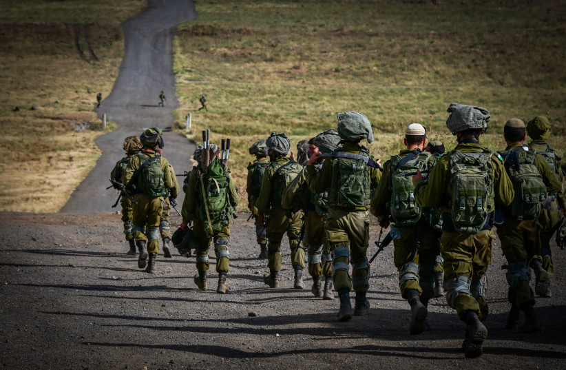 Soldados israelíes de la brigada Golani participan en un ejercicio militar en los Altos del Golán, norte de Israel, 22 de mayo de 2024 (crédito: MICHAEL GILADI/FLASH90)