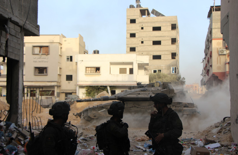 Reportero capta imagen de tropas de las FDI recuperando cuerpos de rehenes cautivos de Hamás.(crédito: JONATHAN SPYER)