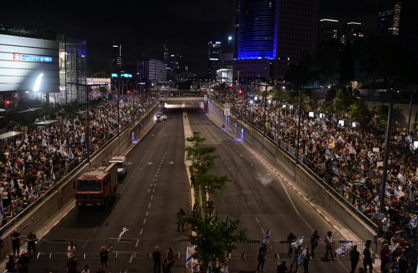  Protesters take to Kaplan Street in Tel Aviv demanding the government to accept a hostage release deal and immediate new elections May 25, 2024. (credit: AVSHALOM SASSONI/MAARIV)