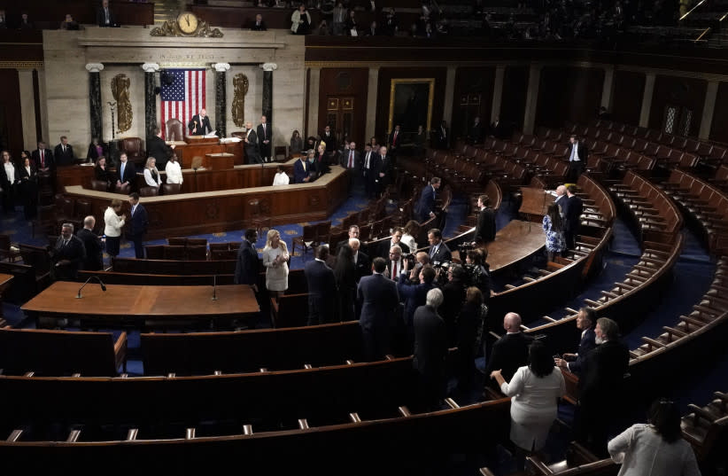  El presidente de EE.UU., Joe Biden, permanece en la cámara casi vacía saludando a los miembros del Congreso tras su discurso sobre el Estado de la Unión en el Capitolio de EE.UU. en Washington, D.C., el 7 de marzo de 2024. (credit: REUTERS/ELIZABETH FRANTZ)