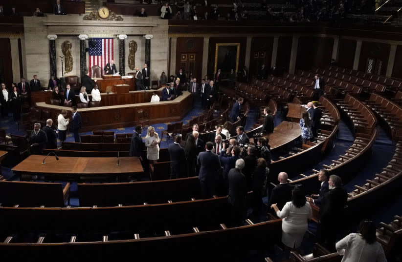 El presidente de EE.UU., Joe Biden, permanece en la cámara casi vacía saludando a los miembros del Congreso tras su discurso sobre el Estado de la Unión en el Capitolio de EE.UU. en Washington, D.C., el 7 de marzo de 2024.