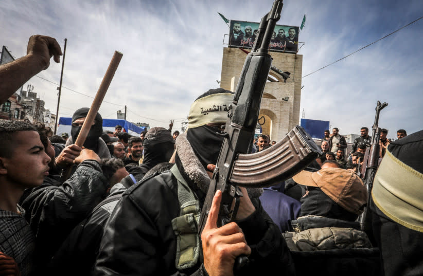  Palestinos armados y enmascarados patrullan y hacen cumplir la ley en la calle en Rafah, en el sur de la Franja de Gaza, 1 de marzo de 2024 (credit: ABED RAHIM KHATIB/FLASH90)
