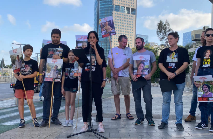  Familiares de rehenes piden la liberación de todos los rehenes en Tel Aviv, 25 de mayo de 2024. (credit: AVSHALOM SASSONI)