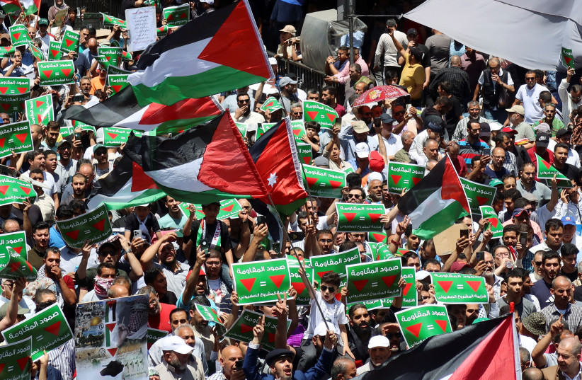  Manifestantes portan banderas y pancartas durante una protesta en apoyo a los palestinos de Gaza, en medio del actual conflicto entre Israel y el grupo islamista palestino Hamás, en Ammán, Jordania 24 de mayo de 2024. (Crédito: REUTERS/JEHAD SHELBAK)