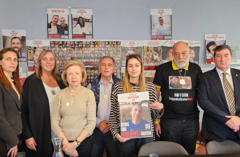  La embajadora argentina contra el antisemitismo, Fabiana Loguzzo (2ª por la izquierda), se reúne con las familias de los rehenes en la oficina latinoamericana del Centro Wiesenthal en Buenos Aires. (credit: SIMON WIESENTHAL CENTER)