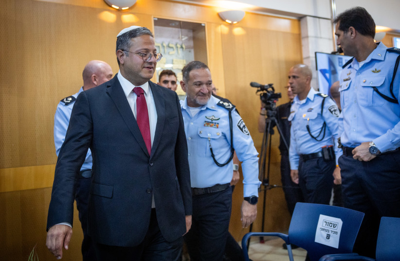  El jefe de policía Kobi Shabtai y el ministro de Seguridad Nacional Itamar Ben Gvir en una ceremonia de nuevos nombramientos y rangos de la policía israelí, en el Ministerio de Seguridad Nacional en Jerusalén, el 4 de julio de 2023. (crédito: YONATAN SINDEL/FLASH90)