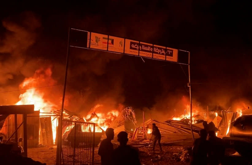 Fuego tras un ataque israelí en una zona designada para los palestinos desplazados, en medio del conflicto entre Israel y Hamás, en Rafah, en el sur de la Franja de Gaza, en esta imagen tomada de un vídeo, 26 de mayo de 2024.