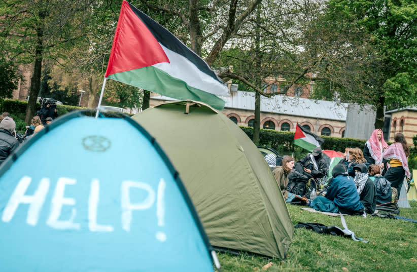  Estudiantes se reúnen cerca de una tienda de campaña en una acampada en el campus urbano de la Universidad de Copenhague. 6 de mayo de 2024.  (credit:  Thomas Traasdahl/Ritzau Scanpix/via REUTERS)