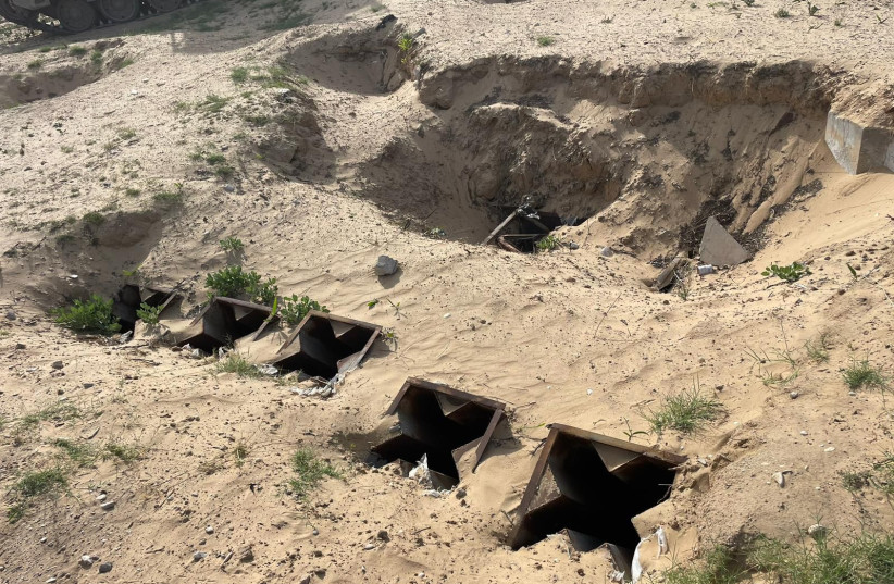 Lanzacohetes listos para disparar descubiertos por las IDF cerca del corredor Philadelphi entre Gaza y Egipto, 31 de mayo de 2024. (crédito: IDF SPOKESPERSON'S UNIT)