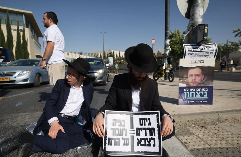  La policía dispersa a los manifestantes durante una protesta contra el reclutamiento haredi de las FDI, frente al Tribunal Superior en Jerusalén, 2 de junio de 2024  (credit: Chaim Goldberg/Flash90)