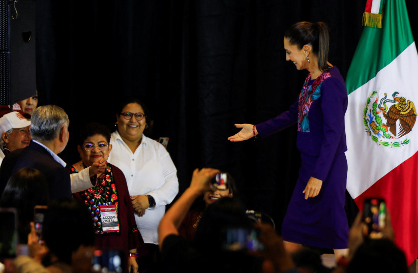 Клаудия Шейнбаум, кандидат в президенты от правящей партии МОРЕНА, приветствует своих сторонников после победы на выборах в Мехико, Мексика, 3 июня 2024 года. (Фото: REUTERS/Raquel Cunha)