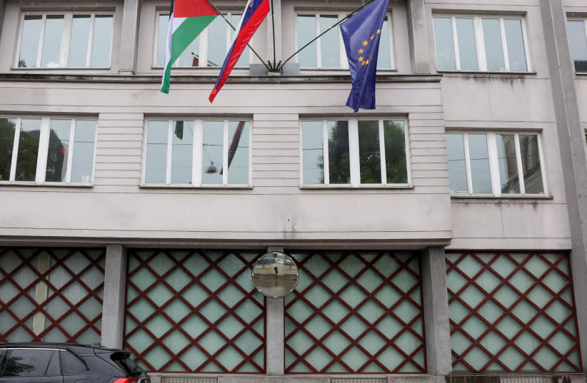  Una bandera palestina ondea junto a una eslovena y una de la Unión Europea, en el edificio del gobierno en Liubliana, Eslovenia 30 de mayo 2024.  (credit: REUTERS/BORUT ZIVULOVIC)