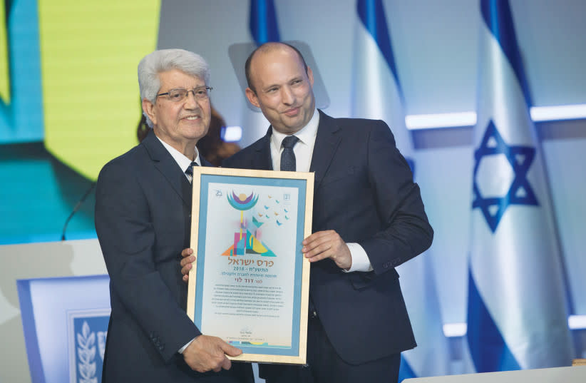  El entonces ministro de Educación, Naftali Bennett, entrega a David Levy el Premio Israel por su ''contribución especial a la sociedad y la comunidad'', en una ceremonia en Jerusalén, en 2018.  (credit: HADAS PARUSH/FLASH90)