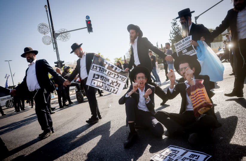 La policía dispersa a los manifestantes durante una protesta contra el reclutamiento haredi de las FDI, frente al Tribunal Superior en Jerusalén, 2 de junio de 2024