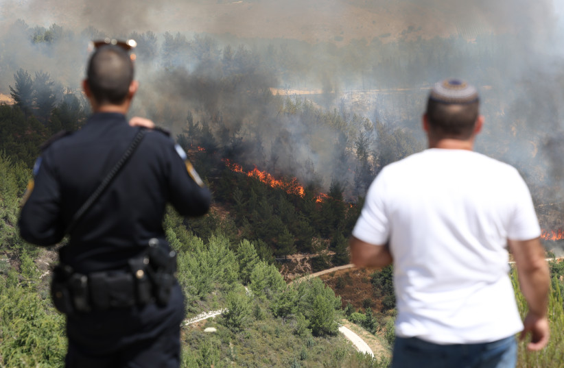  Incendio originado por fragmentos de un misil Patriot interceptado en el bosque de Biriya, en el norte de Israel, el 4 de junio de 2024 (crédito: David Cohen/Flash90)