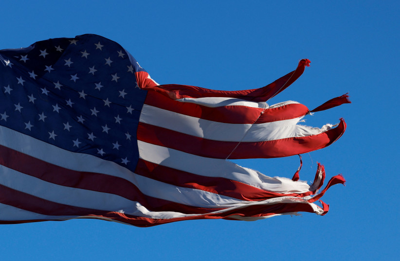  Una bandera estadounidense hecha jirones ondea sobre Bamberg, Carolina del Sur, Estados Unidos, 13 de febrero de 2024. (credit: REUTERS/Julia Nikhinson)