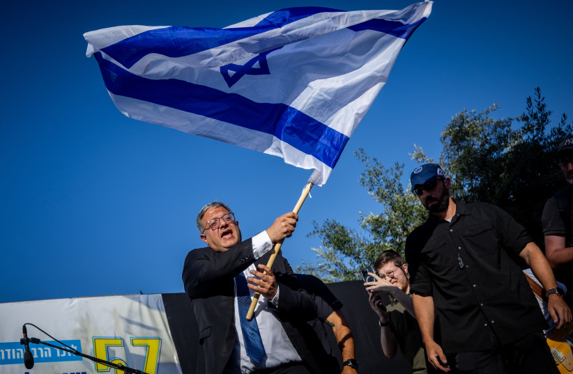 Itamar Ben-Gvir durante las celebraciones del Día de Jerusalén frente a la Gran Sinagoga de Jerusalén, 5 de junio de 2024 (crédito: YONATAN SINDEL/FLASH90)
